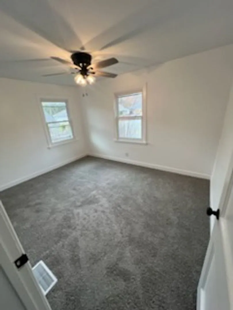 2 bedroom 1 bathroom house. Fenced in backyard. $1200.00 — Photo 4
