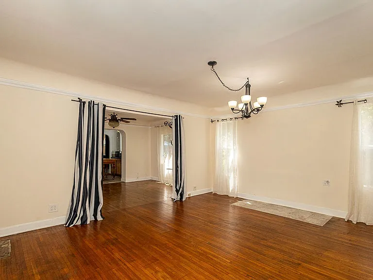 812 N June St — Photo 1