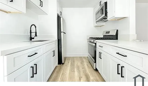239 S Harvard Blvd #8 — Photo 2