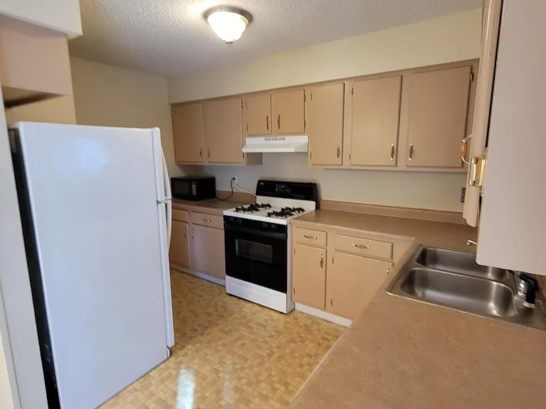 712 Gentry St — Photo 3
