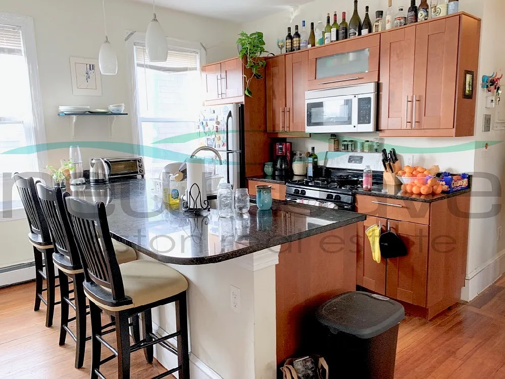 3 bed, 1170 sqft, $4,600 — Photo 2