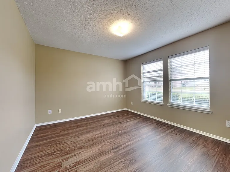 605 Woodlands Mnr — Photo 17
