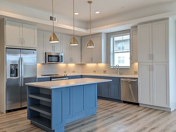 4th image of 13501 Lyndhurst St #2086