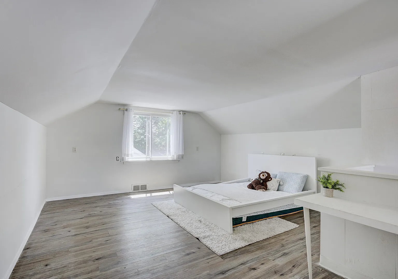 3 bed, 1121 sqft, $1,950 — Photo 3
