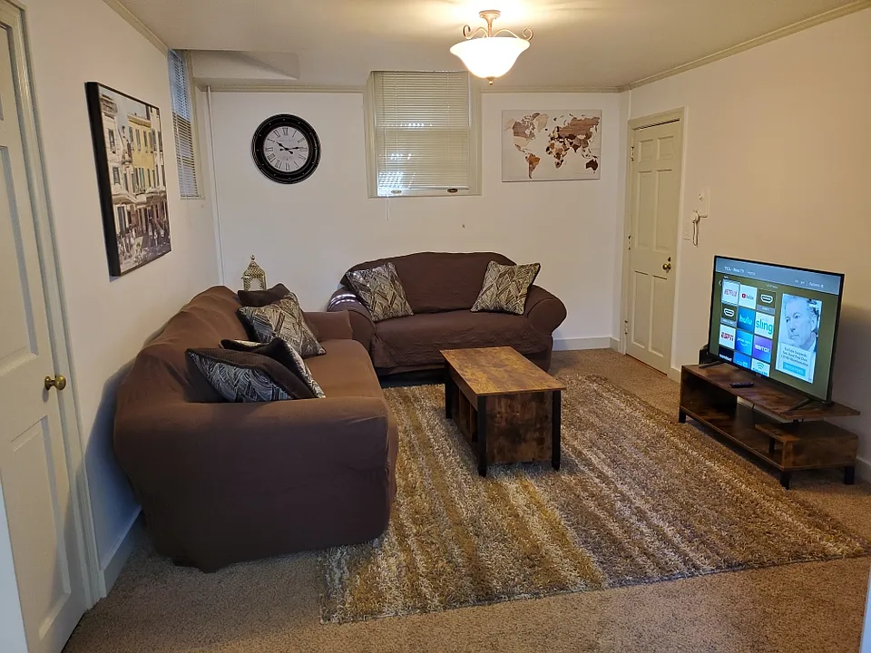 220 W 21st St #5