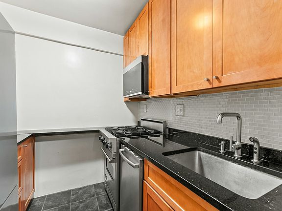 4th image of 240 E 55th St APT 6D