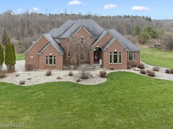 8315 E Allen Rd, Fenton, MI 48430