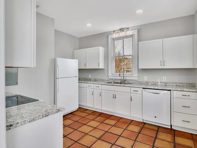 208 W Waldburg St #A — Photo 6