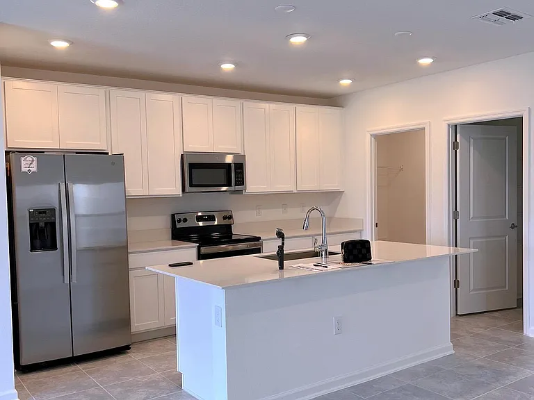 352 Loch Ct — Photo 4