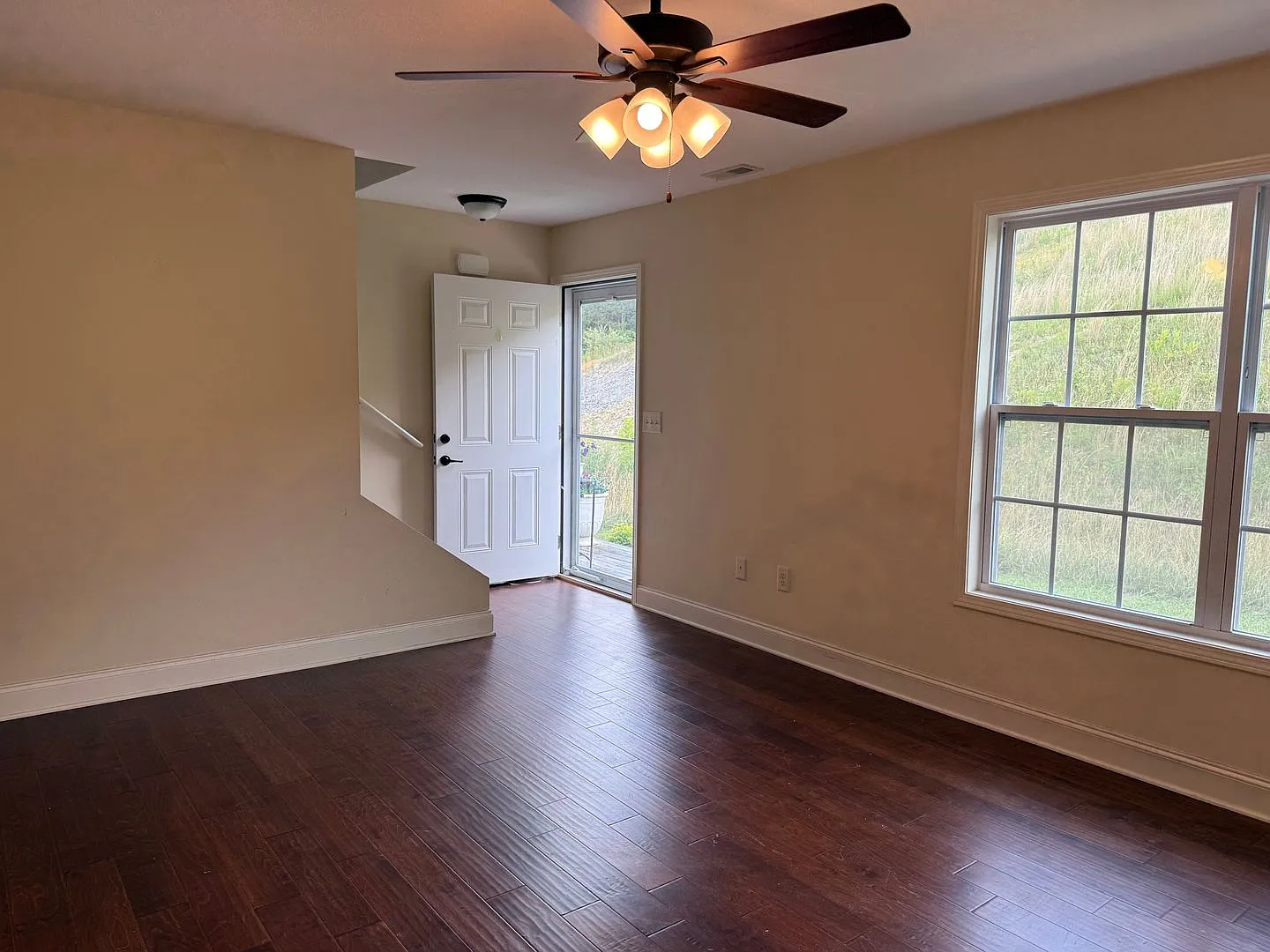 Tri level 2 bed, 2.5 bath Condo! Lakeridge School District. — Photo 4