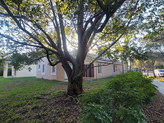 5th image of 1205 Canary Island Dr
