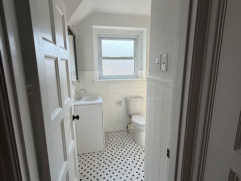 Upstairs full bathroom