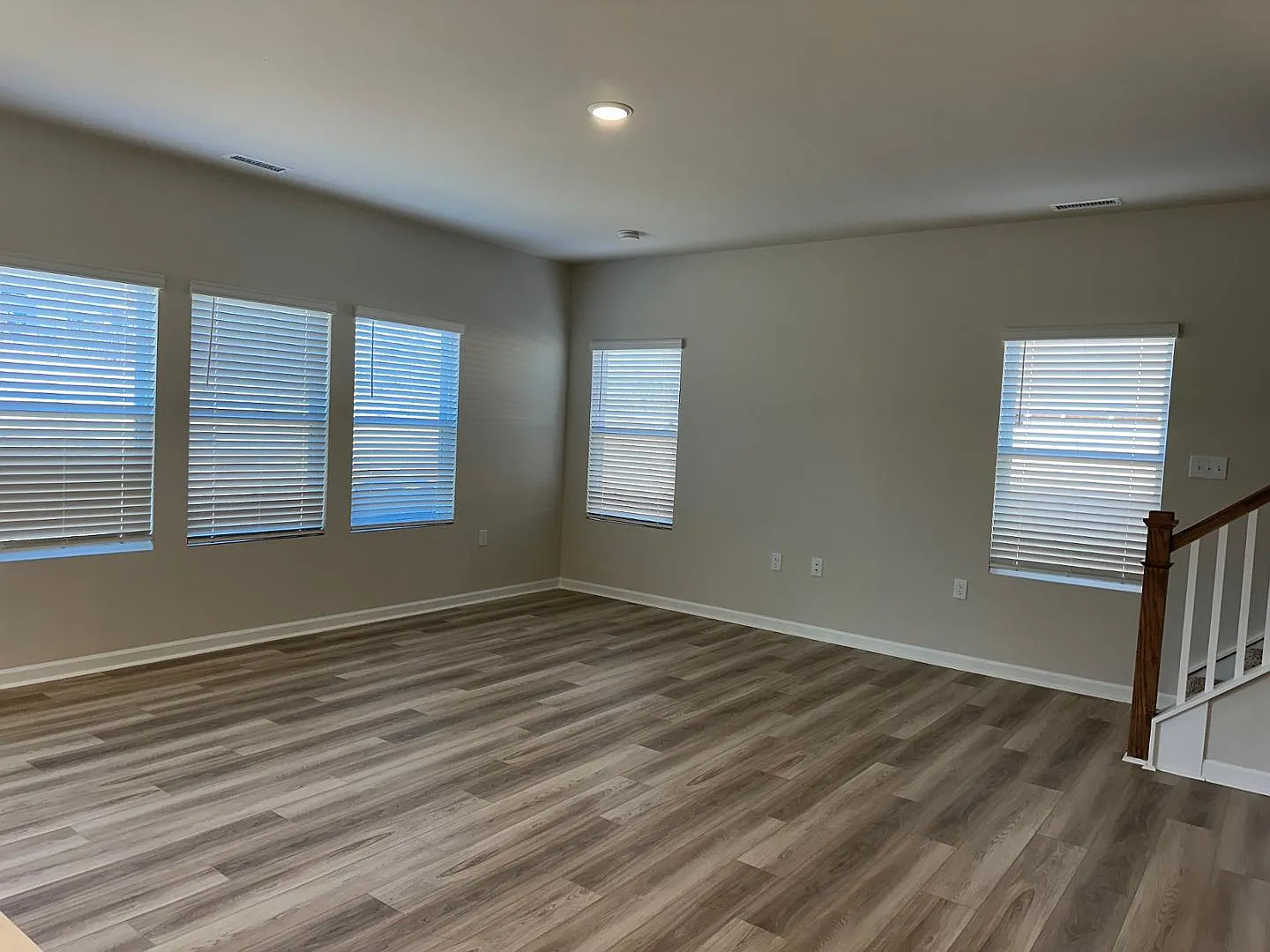 4 bed, 2.5 bath, 2368 sqft, $2,399 — Photo 2