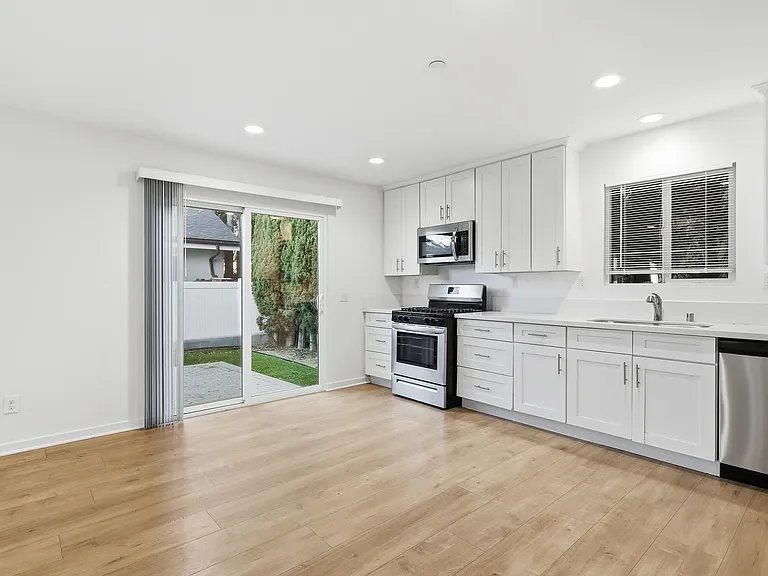 20220 Stagg St — Photo 4