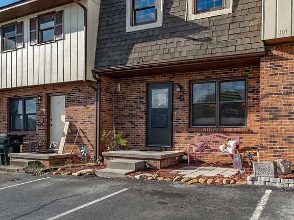 2nd image of 124 Oakcrest Cir