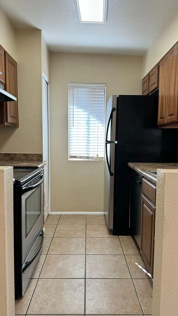 1745 E Glenn St — Photo 3