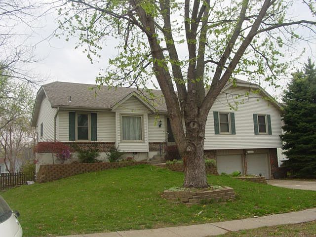 Front of home  vinal siding, newer roof