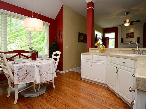 4th image of 18605 Jones Cir