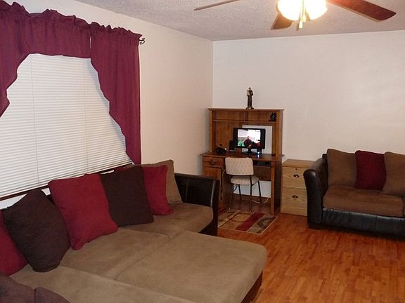 3rd image of 1105 Oakwood Ln