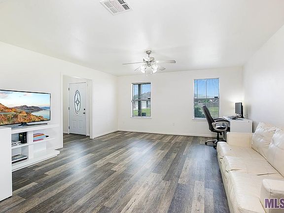 4th image of 23628 Wellington Ave