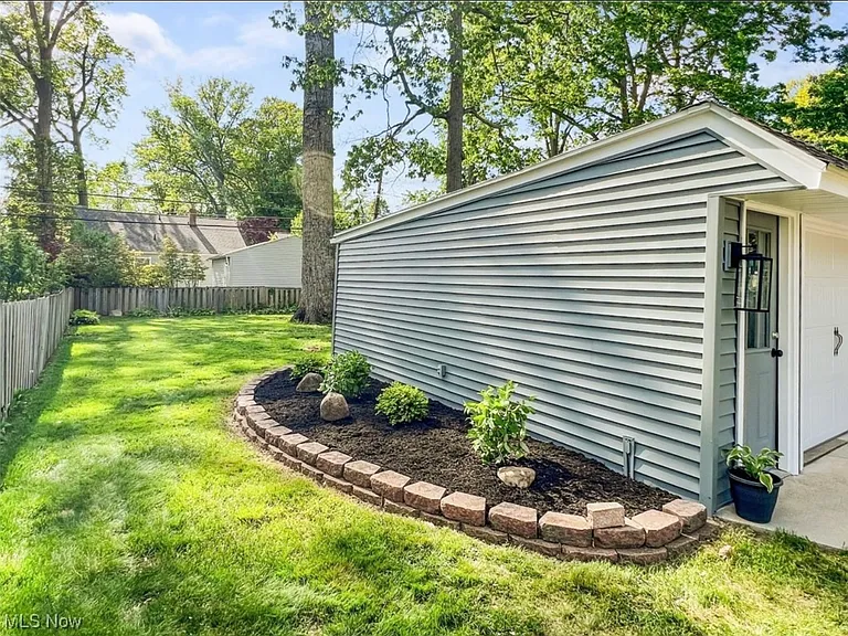 574 Huntmere Dr — Photo 5