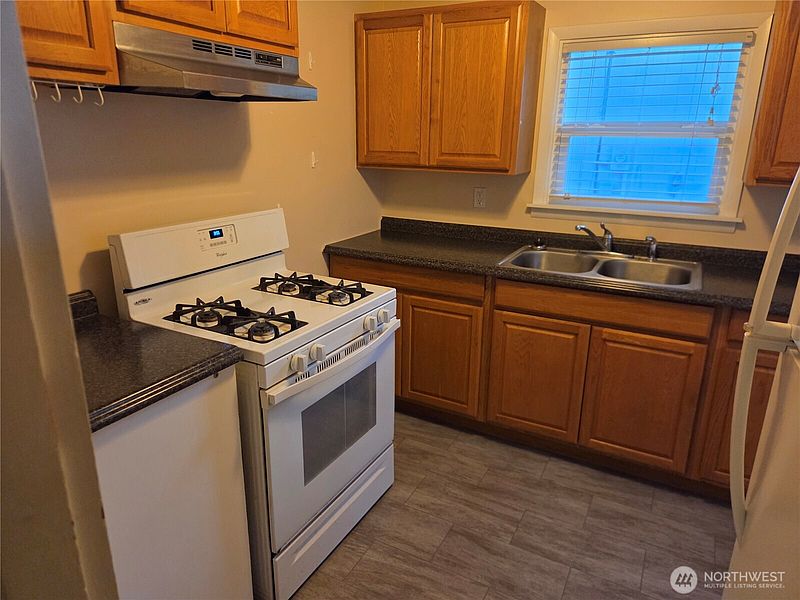 5th image of 580 Sroufe Street