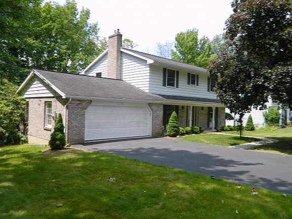 2nd image of 440 Robin Ln