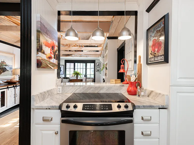 129 NW Riverfront St — Photo 14