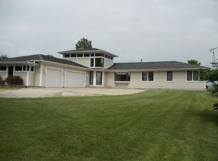 25096 Henderson Rd, Sycamore, IL 60178