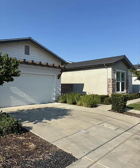2418 Bastidas Dr — Photo 2
