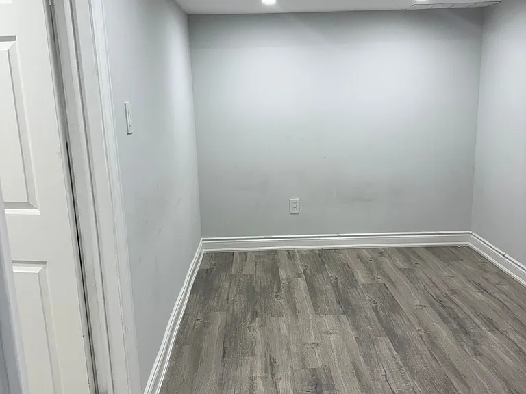 858 Khan Cres #BASEMENT — Photo 8