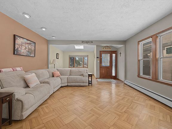 4th image of 1467 E 64th St
