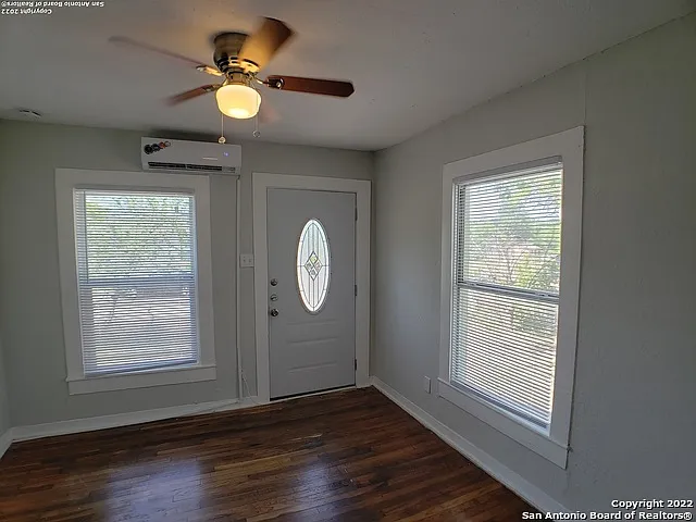 205 W Lambert St — Photo 3