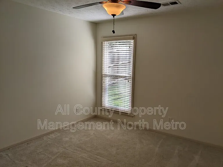 215 Broken Lance Pl — Photo 12