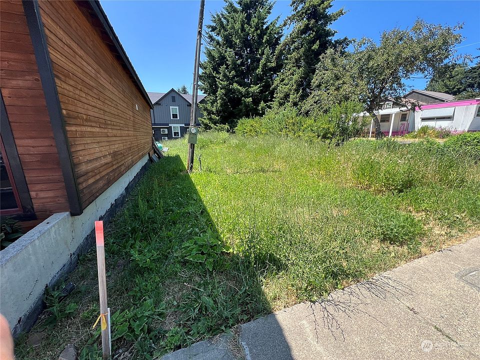 1st image of 204 N 1st St