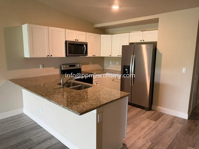 1627 SW 32nd Ter — Photo 2