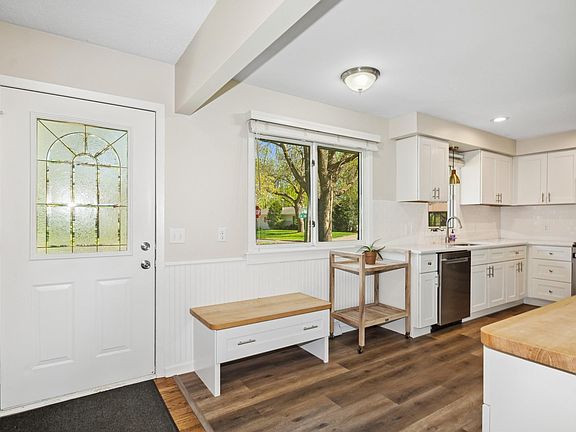 3rd image of 420 Laurie Ln