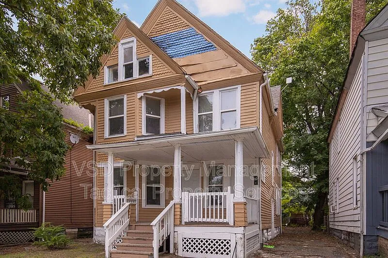 4 bed, 1.0 bath, 876 sqft, $995 — Photo 1