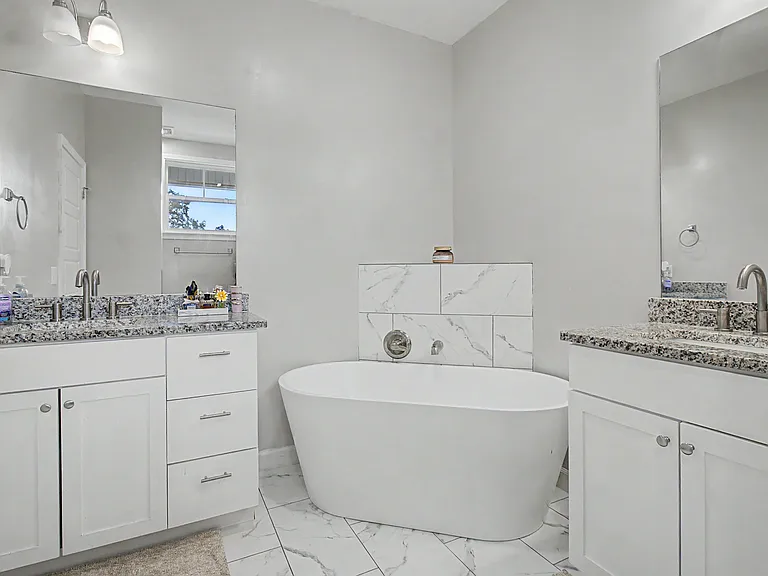 214 E Franklin St — Photo 25