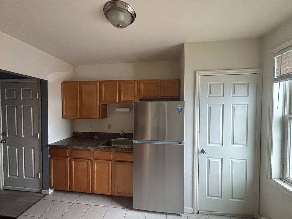 1149 E 4th St #3