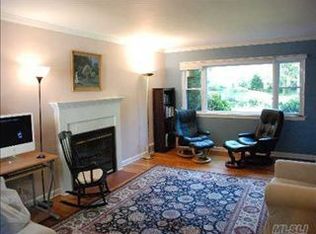 15 Colonial Rd, Port Washington, NY 11050