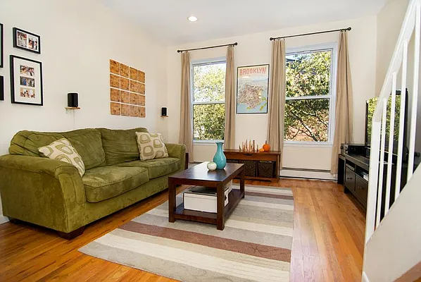 Sold by Brooklyn Bridge | media 24