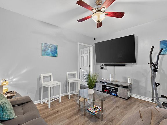 5th image of 394 Denny St