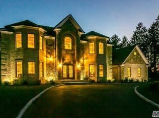 6 Maple Way, Woodbury, NY 11797