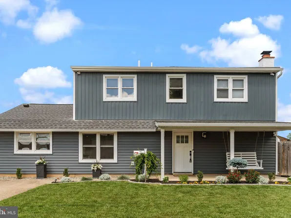 74 Autumn Ln, Levittown, PA 19055