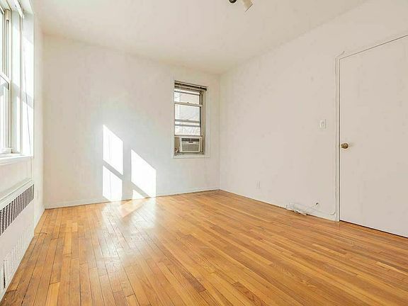 5th image of 350 E 30th St APT 5D
