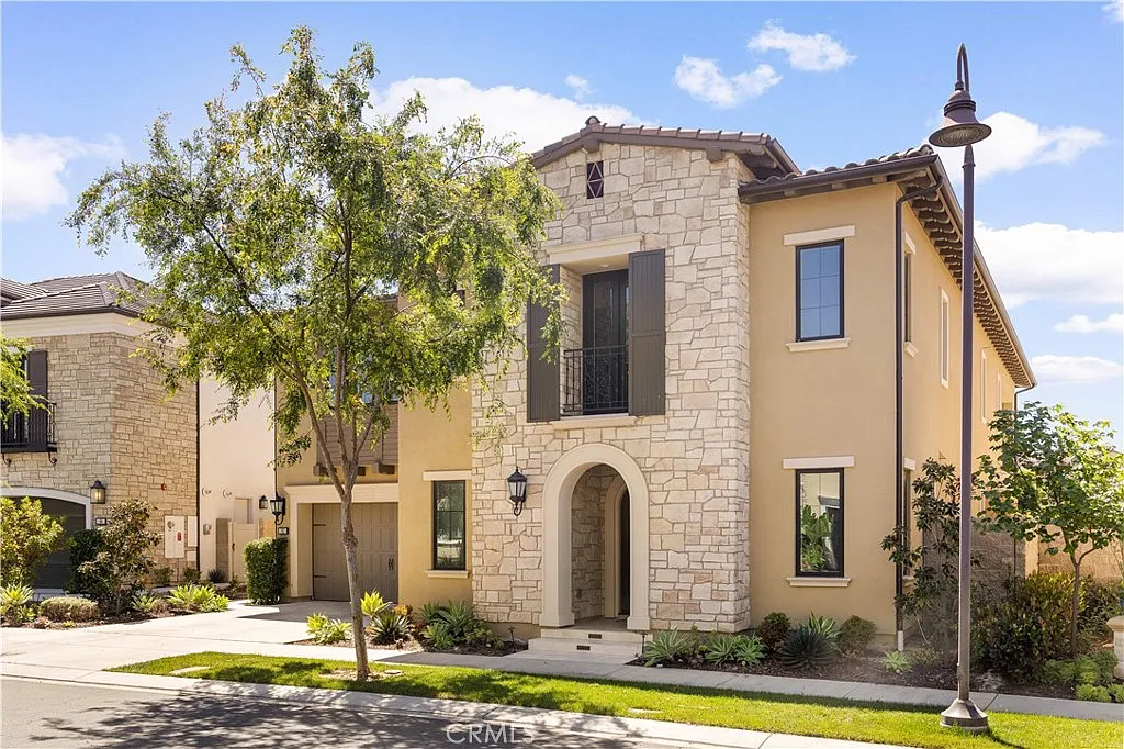 5 bed, 5.5 bath, 4722 sqft, $12,800 — Photo 4