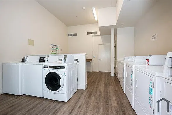 2 bed, 806 sqft, $2,012 — Photo 3