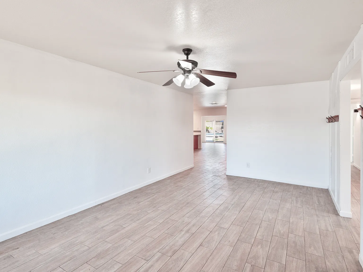 5 bed, 2400 sqft, $3,895 — Photo 4