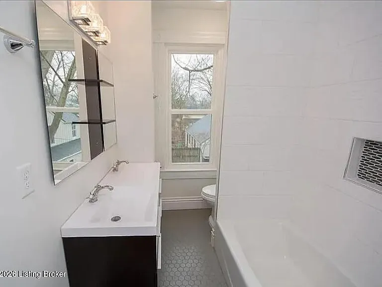 2311 Longest Ave — Photo 8